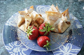 блины с клубникой